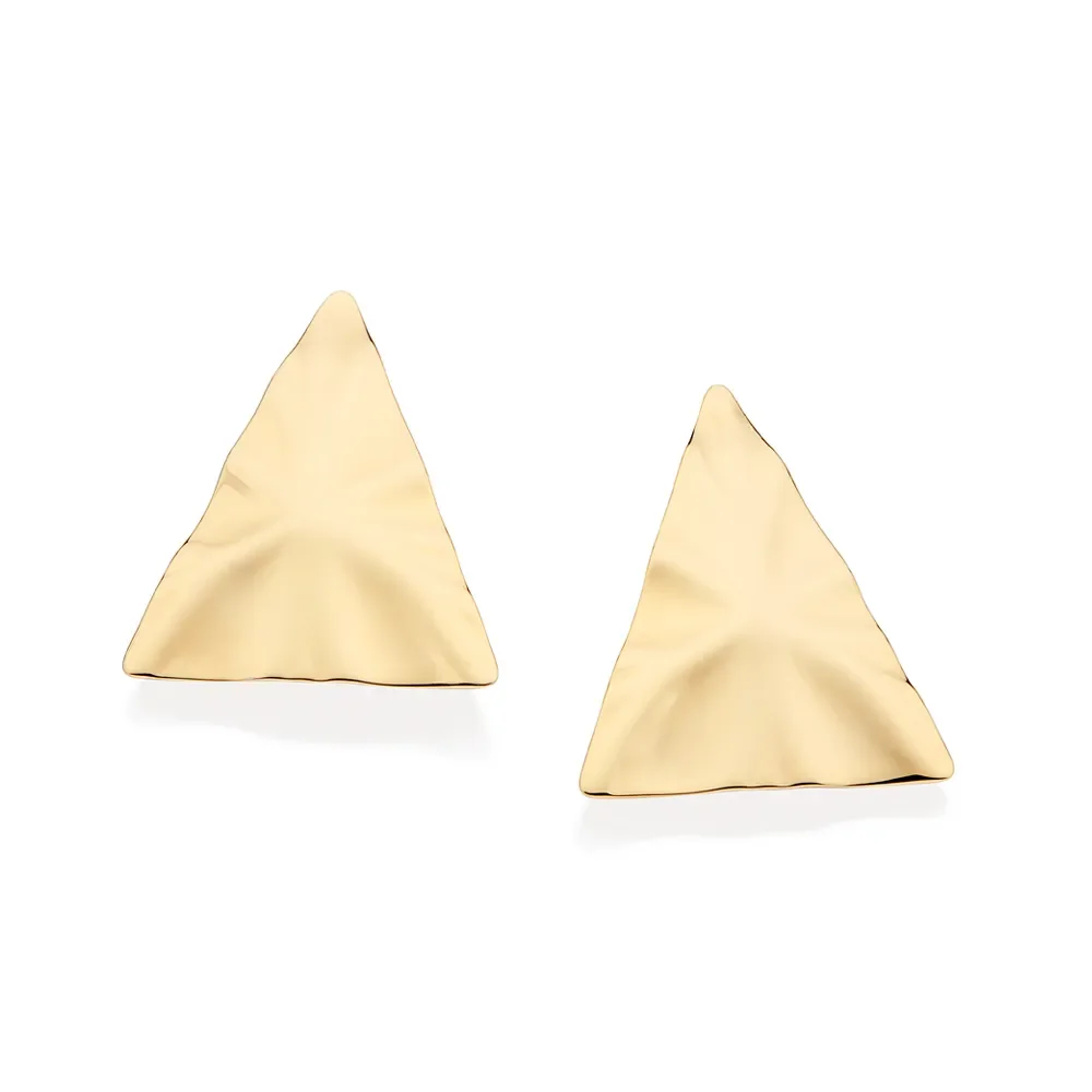 Aretes Maxi Triangulares Con Textura Ondulada Enchapado En Oro 18K 4 Aretes maxi triangulares ondulados Rommanel