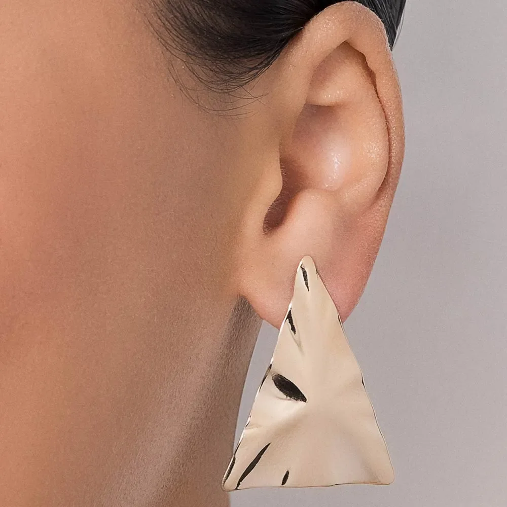 Aretes Maxi Triangulares Con Textura Ondulada Enchapado En Oro 18K 5 joyería elegante para ocasiones especiales en Panamá