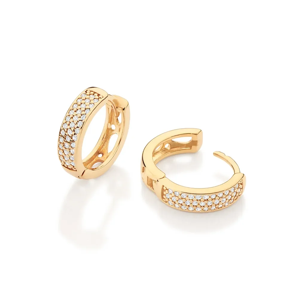 Argollas Estilo Huggies 68 Circonias Enchapadas En Oro 18K 4 Argollas estilo huggies con circonias y Enchapado en oro para uso diario y eventos especiales
