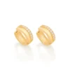 Argollas Estilo Huggies Con Detalle De Circonia Y Liso Enchapado En Oro 18K 2 Argollas Estilo Huggies Con Detalle De Circonia Y Liso Enchapado En Oro 18K