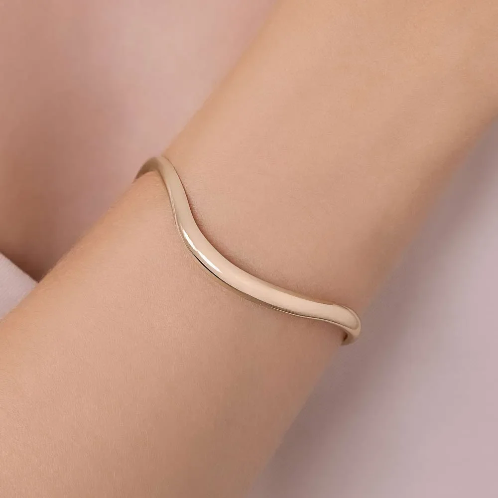 Sublime Brazalete Ondulado Enchapado En Oro 18K 4 Brazalete ondulado bañado en oro 18K para eventos formales y uso diario