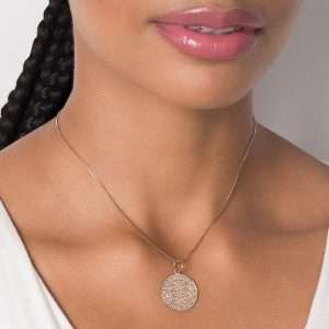 Dije de medalla de san benito con cruz y oración al reverso enchapadas en oro de 18k