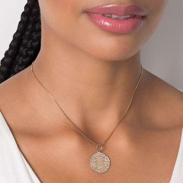 Dije de medalla de san benito con cruz y oración al reverso enchapadas en oro de 18k 3 Dije de medalla de san benito con cruz y oración al reverso enchapadas en oro de 18k