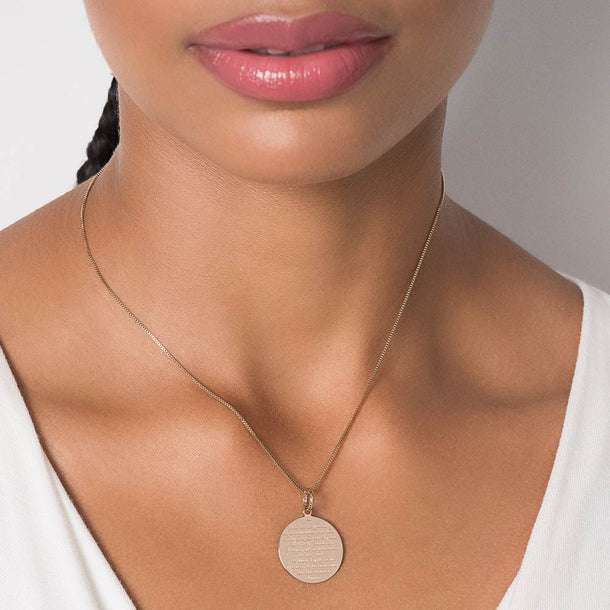 Dije de medalla de san benito con cruz y oración al reverso enchapadas en oro de 18k 4 Dije de medalla de san benito con cruz y oración al reverso enchapadas en oro de 18k - Imagen 2