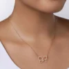 Collar de oro 18K con mariposa grabada para eventos formales y uso diario