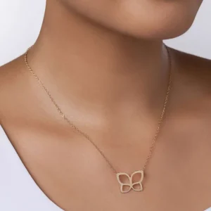 Collar de oro 18K con mariposa grabada para eventos formales y uso diario