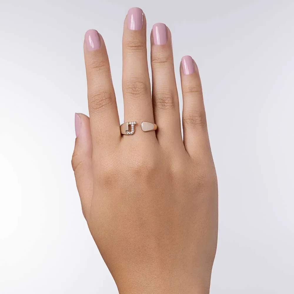 Sortija De Inicial Con Circonia Letra J Enchapado En Oro18K 4 Sortija de inicial 'J' en oro 18K con circonias para graduaciones o eventos formales