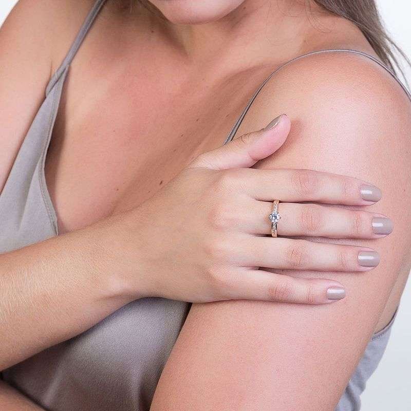 Anillo con circonias enchapadas en oro de 18k 4 Anillo con circonias enchapadas en oro de 18k - Imagen 2