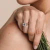 Anillo solitario con circonias chicas enchapado en oro 18K - Imagen 3