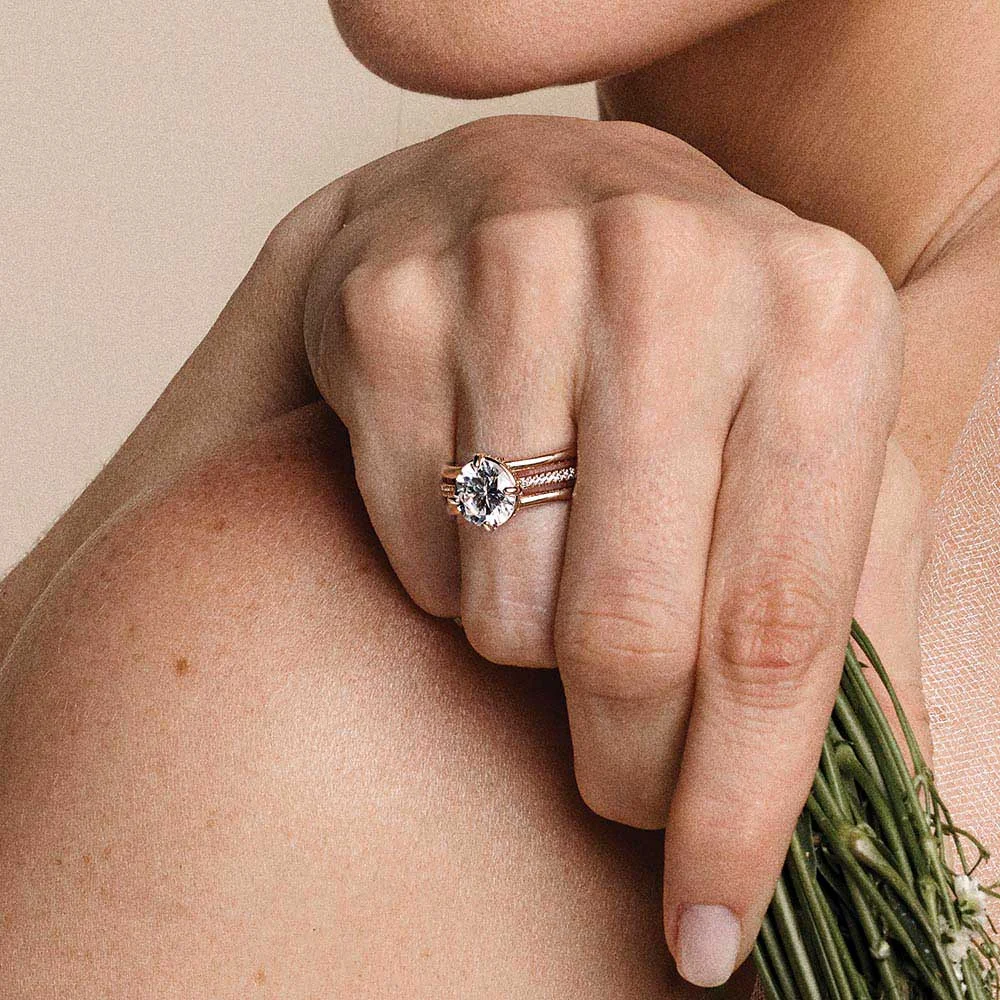 Anillo solitario con circonias chicas enchapado en oro 18K - Imagen 3