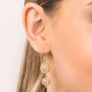 Alternative view of Aretes con bolas colgantes enchapadas en oro de 18k