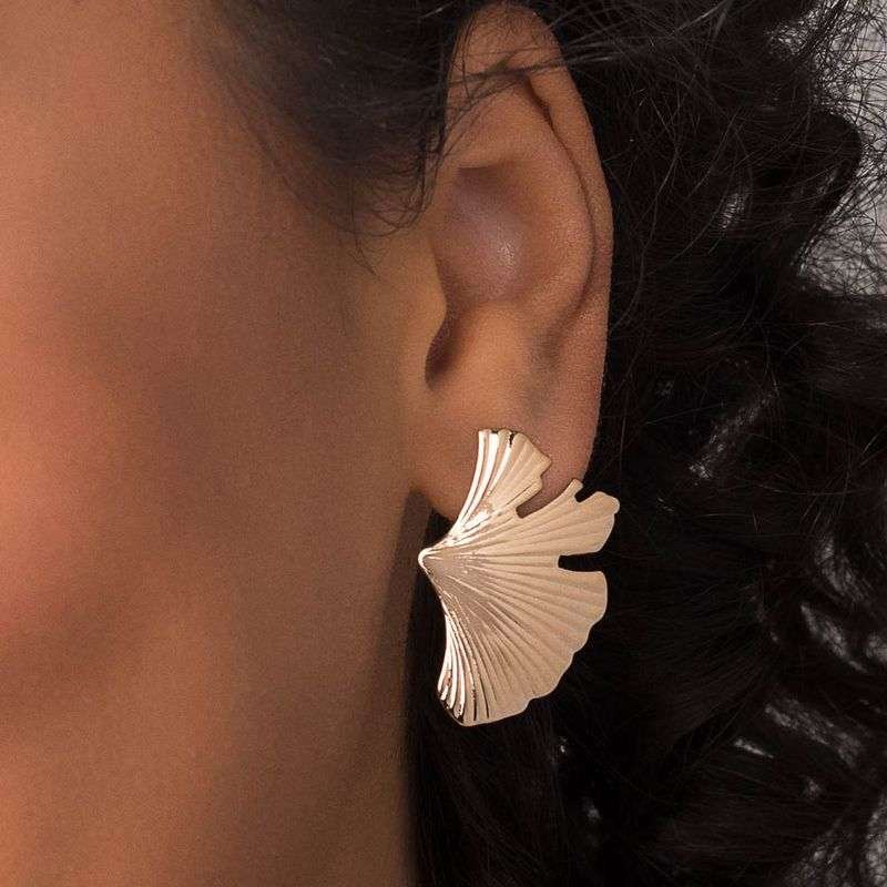 Aretes con diseño de hojas estilizado enchapadas en oro de 18k 4 Aretes con diseño de hojas estilizado enchapadas en oro de 18k - Imagen 2