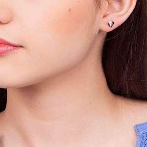 Alternative view of Aretes de corazón con platino en el centro enchapadas en oro de 18k