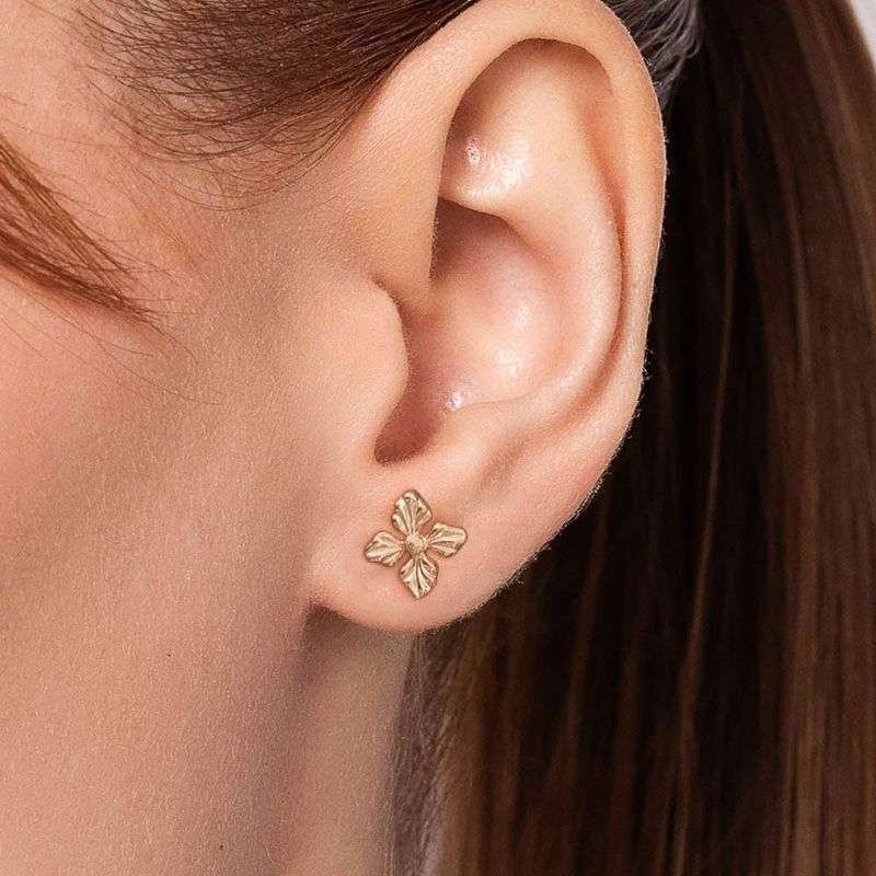Aretes de flor pequeña enchapados en oro de 18k 3 Aretes de flor pequeña enchapados en oro de 18k