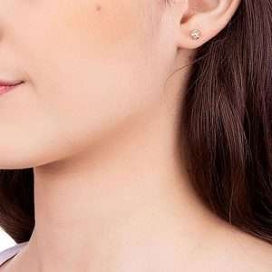 Alternative view of Aretes de puntos de perlas para bebes enchapadas en oro de 18k