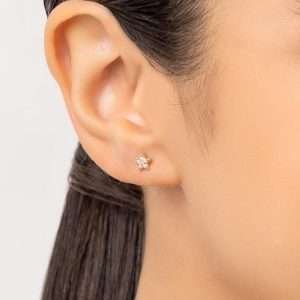 Alternative view of Aretes de Estrellas con 12 Circonias Enchapadas en Oro 18K