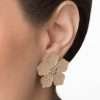Aretes maxi de flor enchapados en oro de 18k - Imagen 2