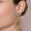 Aretes maxi redondos con detalles calados enchapados en oro de 18k - Imagen 3