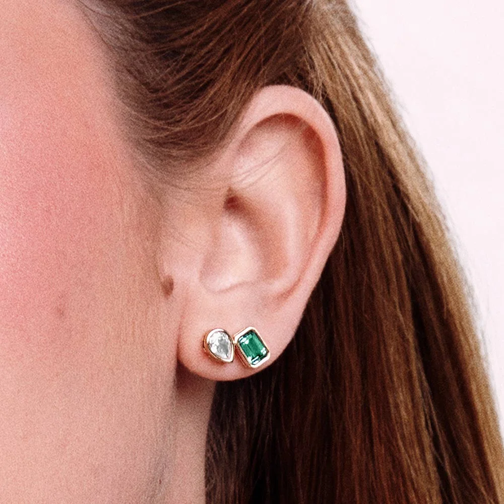 Aretes con dos circonias de color verde y blanca enchapada en oro 18K - Imagen 3