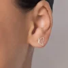 Aretes mariposa con alas caladas enchapadas en oro de 18k - Imagen 3