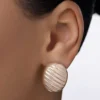 Aretes maxi ovalados en forma de botón enchapados en oro 18k - Imagen 3