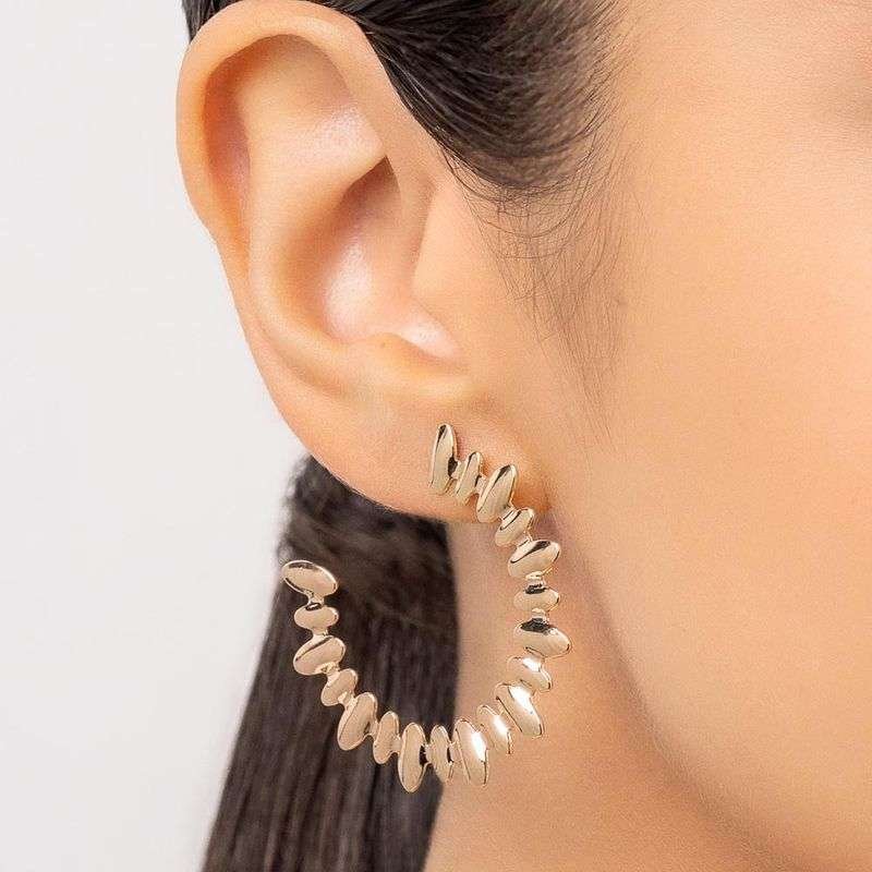Argollas con diseño ovalado enchapada en oro de 18k 5 Argollas con diseño ovalado enchapada en oro de 18k - Imagen 3