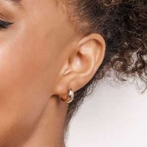 Alternative view of Argollas chica lisa de medio aro enchapadas en oro de 18k