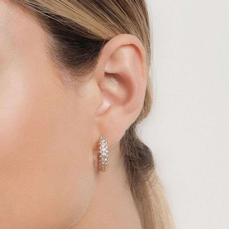 Argollas con 32 circonias enchapadas en oro 18k 4 Argollas con 32 circonias enchapadas en oro 18k - Imagen 2