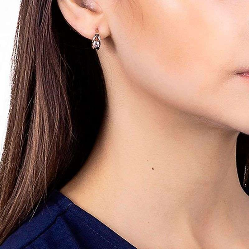 Argollas estilo huggies con circonias chicas enchapadas en oro de 18k 4 Argollas estilo huggies con circonias chicas enchapadas en oro de 18k - Imagen 2