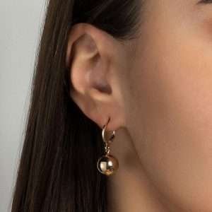 Alternative view of Argollas huggies con bola colgante  enchapadas en oro de 18K