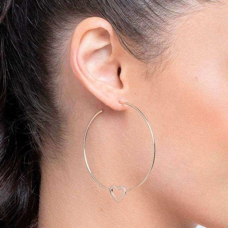 Argollas lisa con detalle de corazón semi abierta enchapadas en oro de 18k 4 Argollas lisa con detalle de corazón semi abierta enchapadas en oro de 18k - Imagen 2