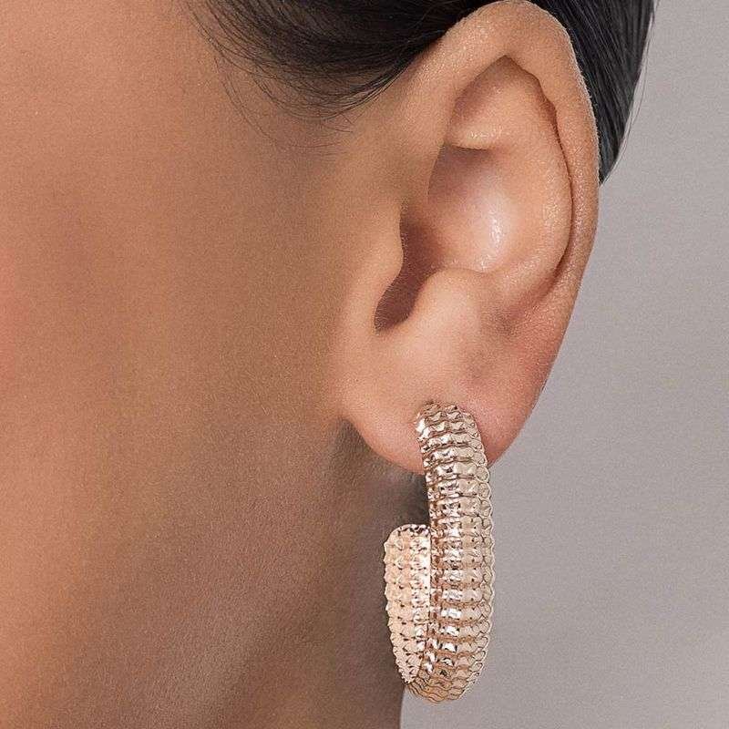 Argollas maxi texturizadas enchapadas en oro de 18k 4 Argollas maxi texturizadas enchapadas en oro de 18k - Imagen 2