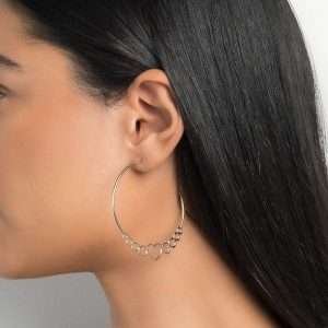 Alternative view of Argollas semi-abiertas con corazones enchapadas en oro 18k