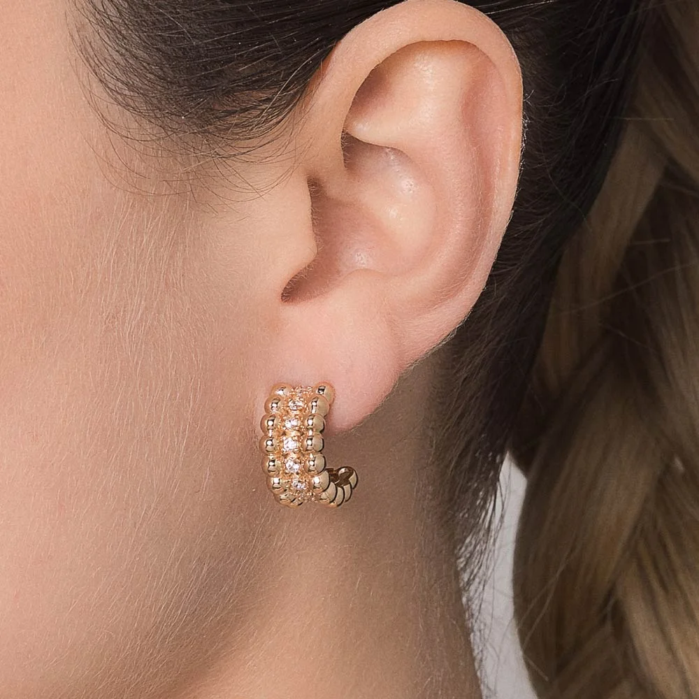 Argollas de medio aro con circonias medianas enchapadas en Oro 18K - Imagen 3