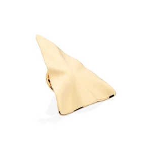 Alternative view of Broche triangular con textura ondulada enchapada en oro 18K