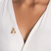 Broche triangular con textura ondulada enchapada en oro 18K - Imagen 3