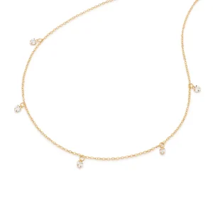 Alternative view of Collar con 5 circonias en forma de corazón intercaladas enchapadas en oro de 18k