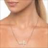 Collar de cruz acostada (Sideways Cross) enchapado en oro de 18k. - Imagen 2