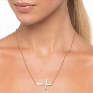 Alternative view of Collar de cruz acostada (Sideways Cross) enchapado en oro de 18k.