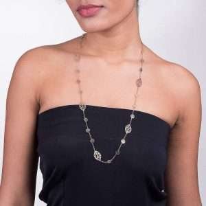 Alternative view of Collares largo de rosa y hojas enchapadas en oro de 18k