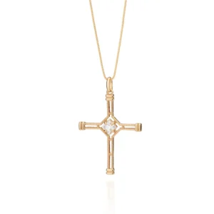 Alternative view of Dije de cruz con circonia enchapado en oro 18K