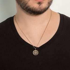 Alternative view of Dije de cruz de san benito enchapado en oro de 18k