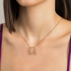 Alternative view of Dijes de dos niños unidos por un corazón enchapadas en oro de 18k