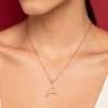 Dije de inicial en perla enchapados en oro de 18k - Imagen 4