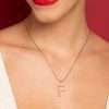 Dije de inicial en perla enchapados en oro de 18k - Imagen 26