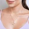 Dije de inicial en perla enchapados en oro de 18k - Imagen 17