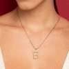 Dije de inicial en perla enchapados en oro de 18k - Imagen 14