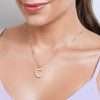 Dije de inicial en perla enchapados en oro de 18k - Imagen 11