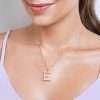 Dije de inicial en perla enchapados en oro de 18k - Imagen 8