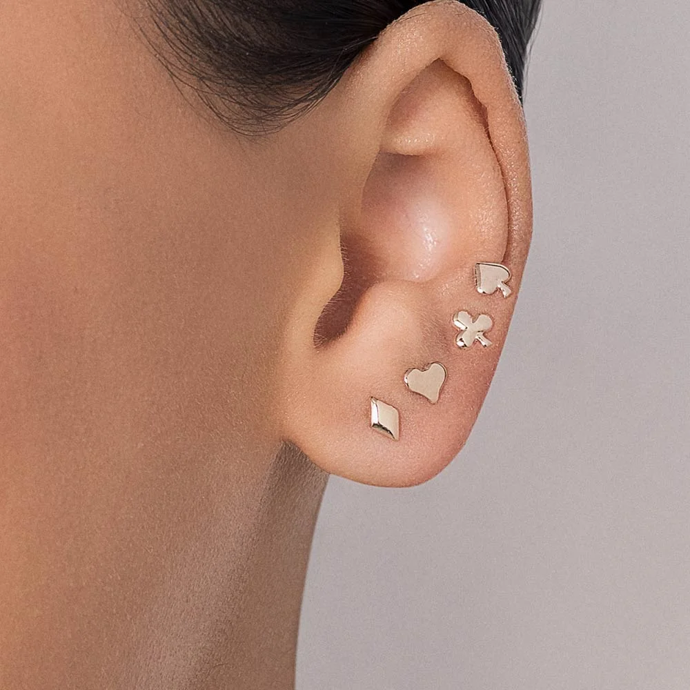 Kit de Aretes con diseños de Corazón, picas, diamantes y trébol enchapadas en Oro 18K 5 Kit de Aretes con diseños de Corazón, picas, diamantes y trébol enchapadas en Oro 18K - Imagen 3